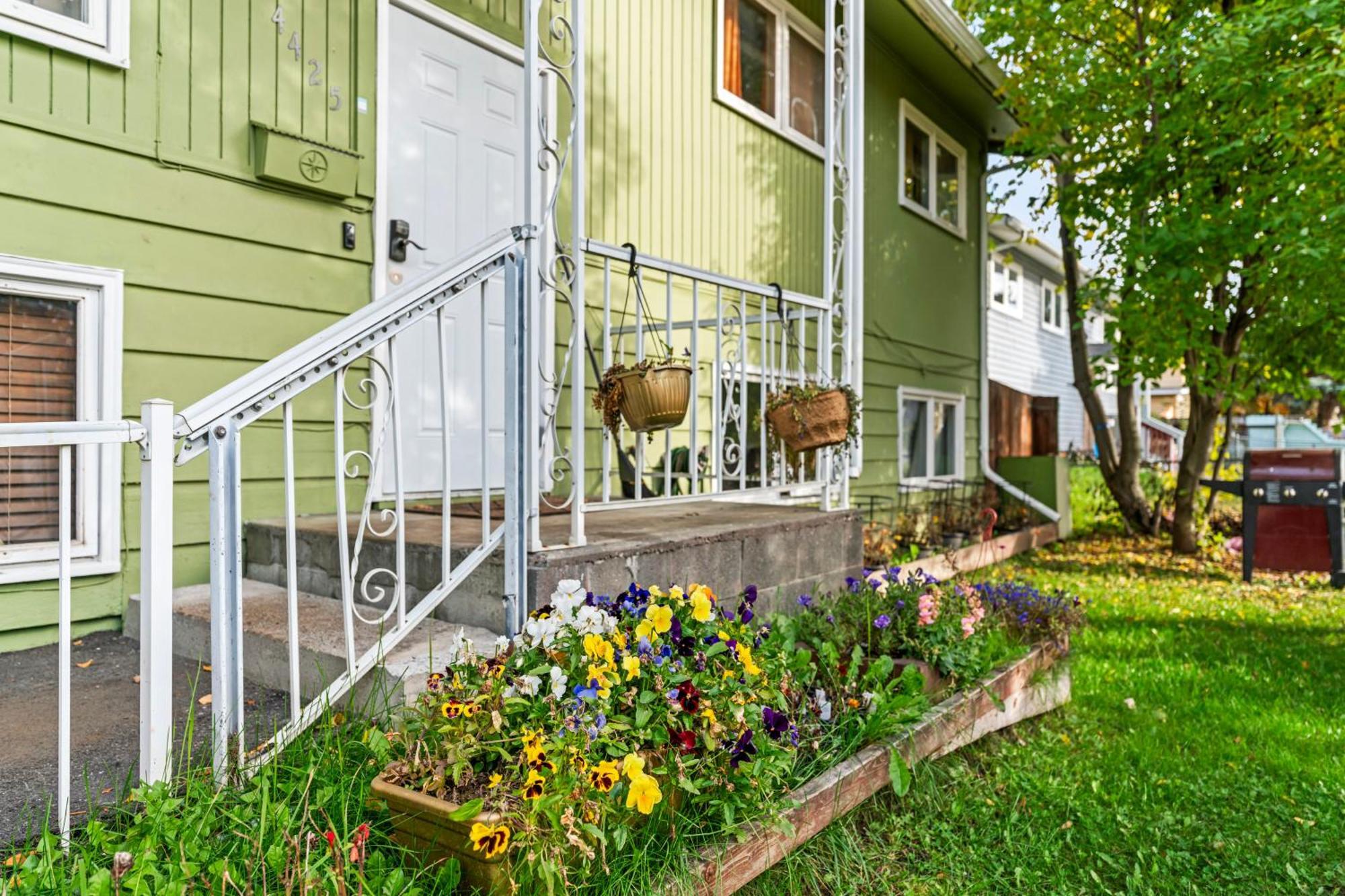 Simple And Orange Deluxe Hotel Anchorage Exterior photo