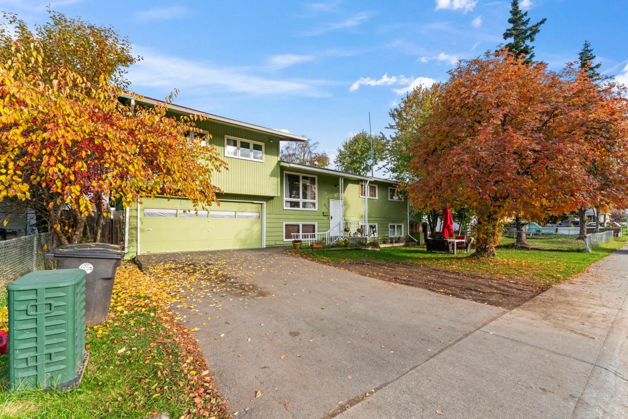 Simple And Orange Deluxe Hotel Anchorage Exterior photo